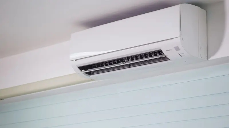 Split de aire acondicionado instalado en la pared de un ambiente — electricista matriculado en Merlo